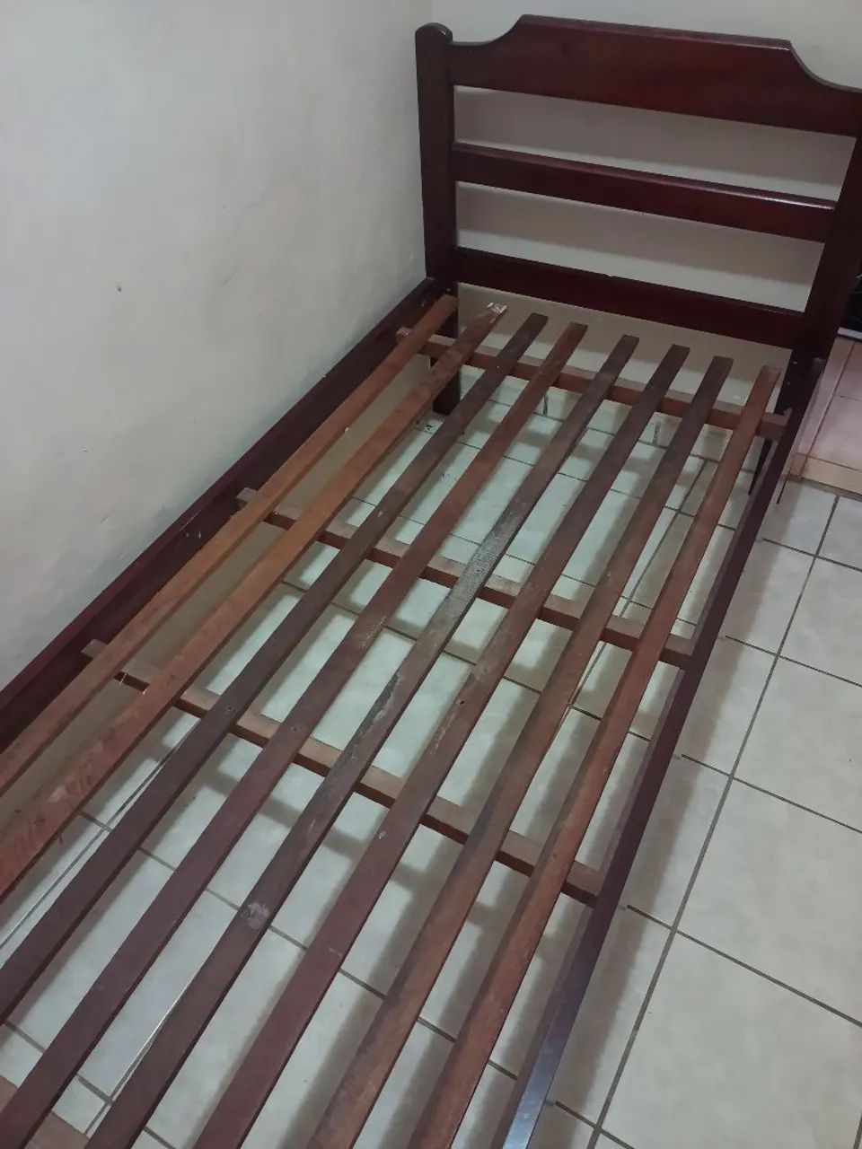 Cama solteiro em madeira