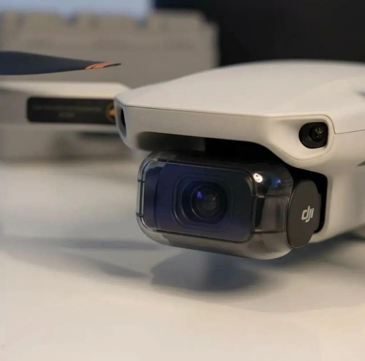 Drone Dji Mini 2 Fly More Combo 3 Baterias com Kit Fly More Cinza - Foto 2