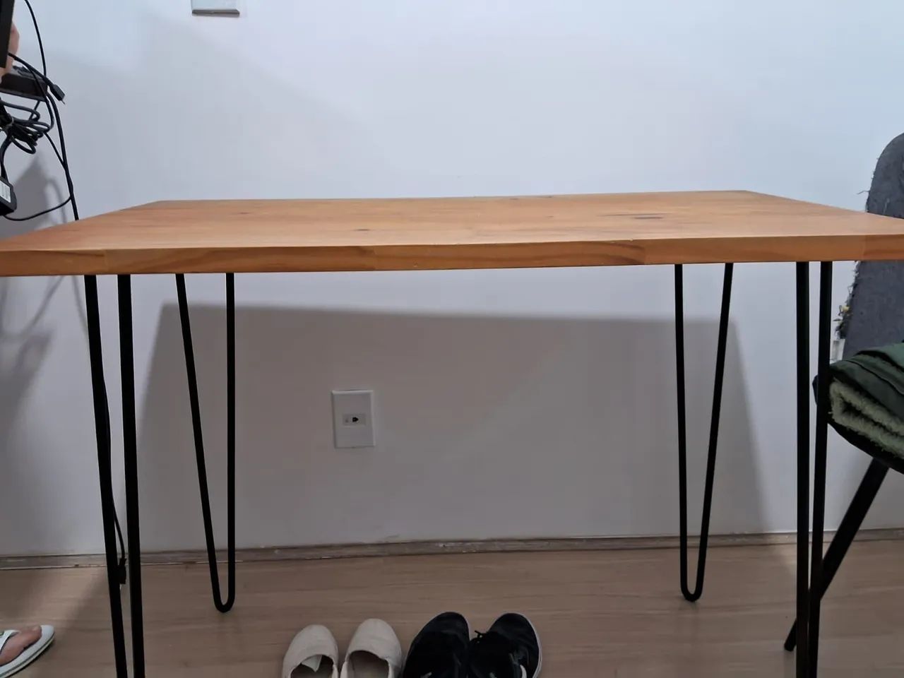 Mesa de madeira com pés de ferro 