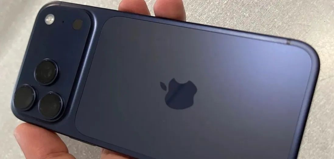 Oportunidade !!! Vendo IPhone 17 Pro Max Azul . - Foto 3