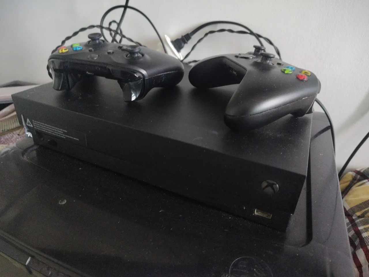 Xbox one x, com dois controles 