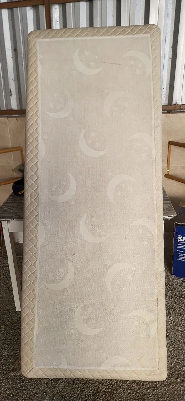 Cama base de solteiro em ótimo estado 