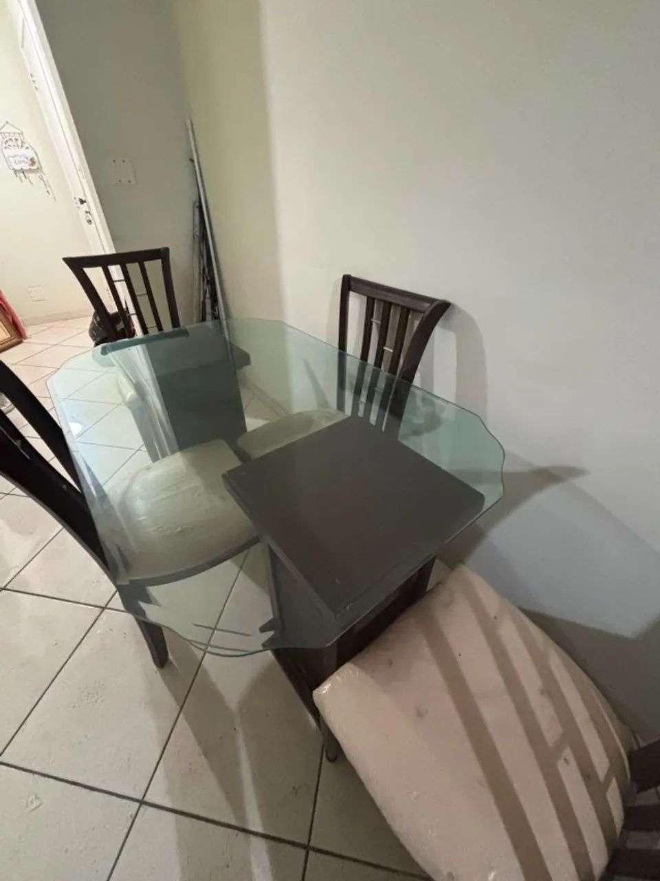 Mesa de Jantar com tampo de vidro e 4 cadeiras estofadas - Foto 3