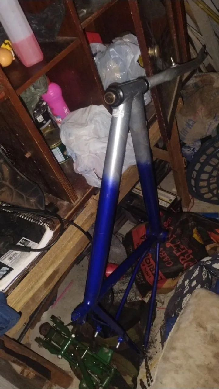 Quadro de bike vem corrente garfo e aro traseiro vem os pezinho o eixo tá sem rolamento