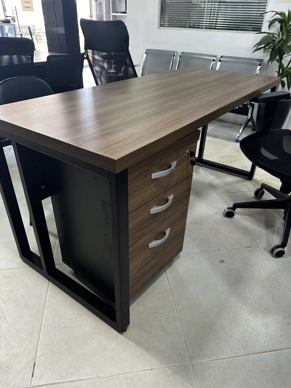 MESA DE ESCRITORIO COM GAVETEIRO LOJA IKONOFFICE  - Foto 2