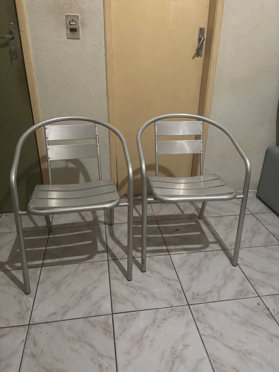Duas cadeiras alumínio 