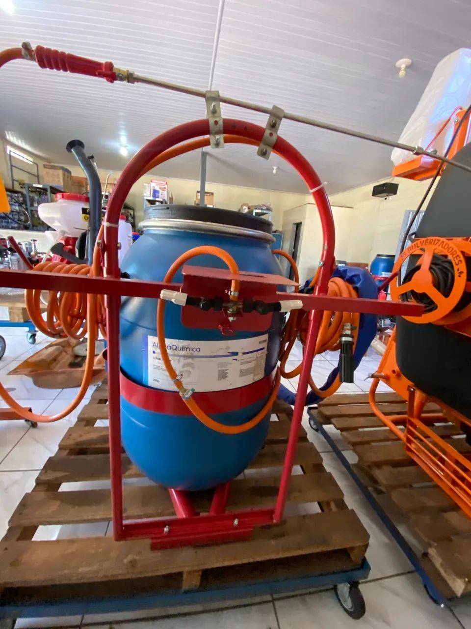 Pulverizador 200 litros com bomba S-22 - Foto 2