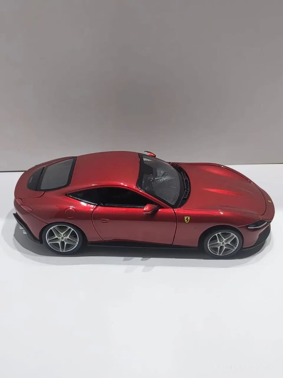 Ferrari Roma Escala 1:24 Carro de ferro  - Foto 4