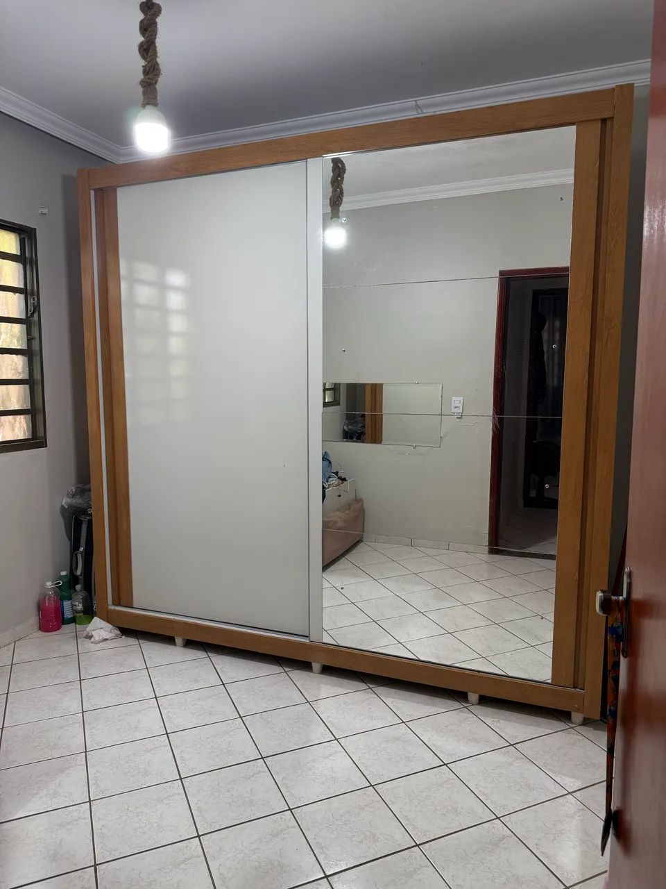 Guarda-roupas em ótimo estado