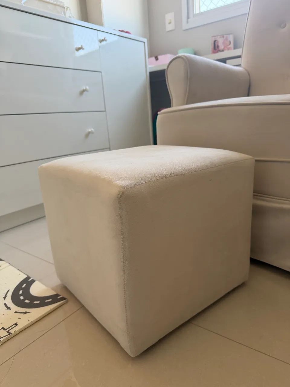 Poltrona de amamentação com balanço e puff - Foto 4
