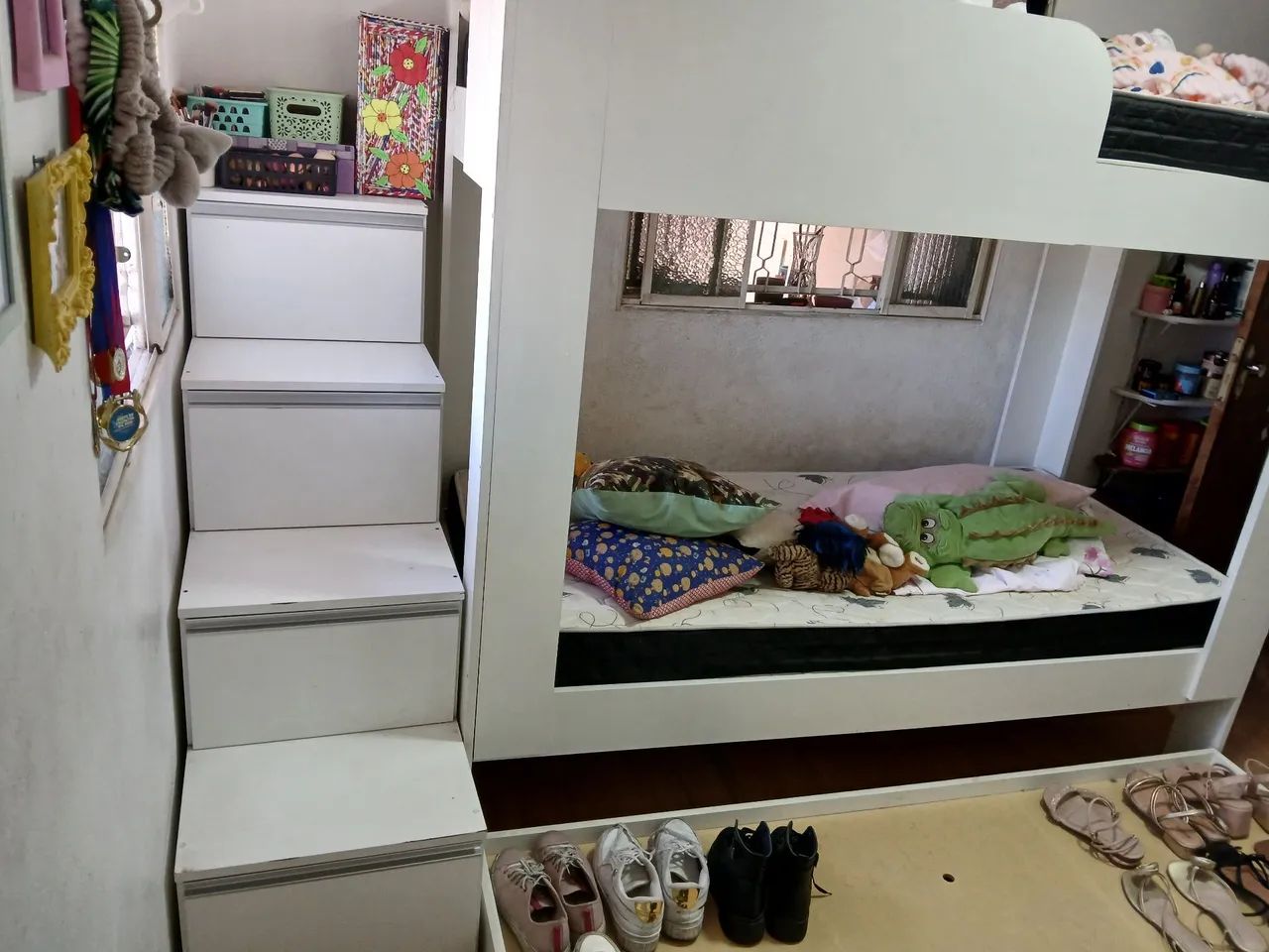 Cama beliche com uma cama adicional com quatro gavetas que sao escadas - Foto 5