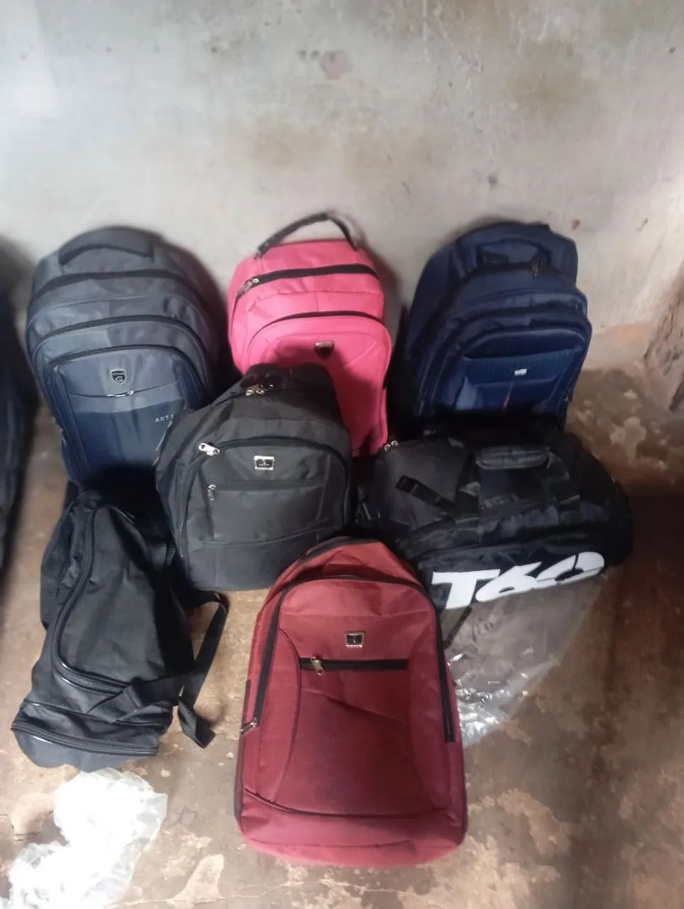 Vendo Bolsas e Mochilas.