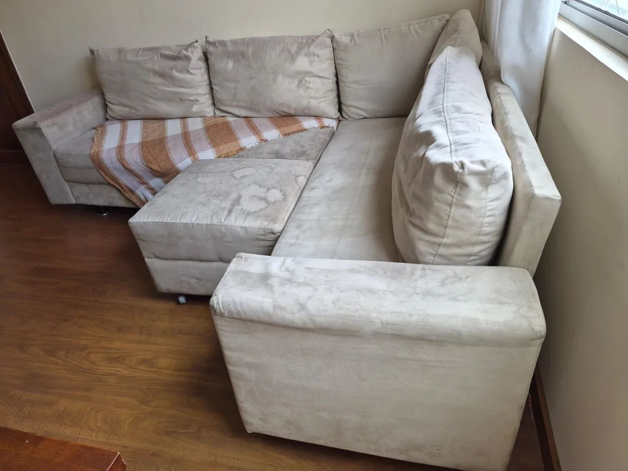 Sofá de Canto em L Suede com Pufe - 5 Lugares (Desapego R$ 500!) - Foto 2