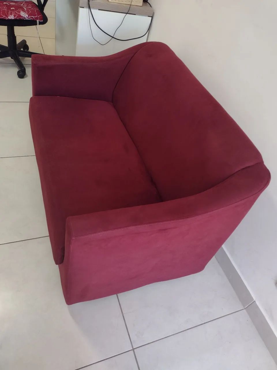Sofá Namoradeira Compacto em Veludo Vermelho  - Foto 5
