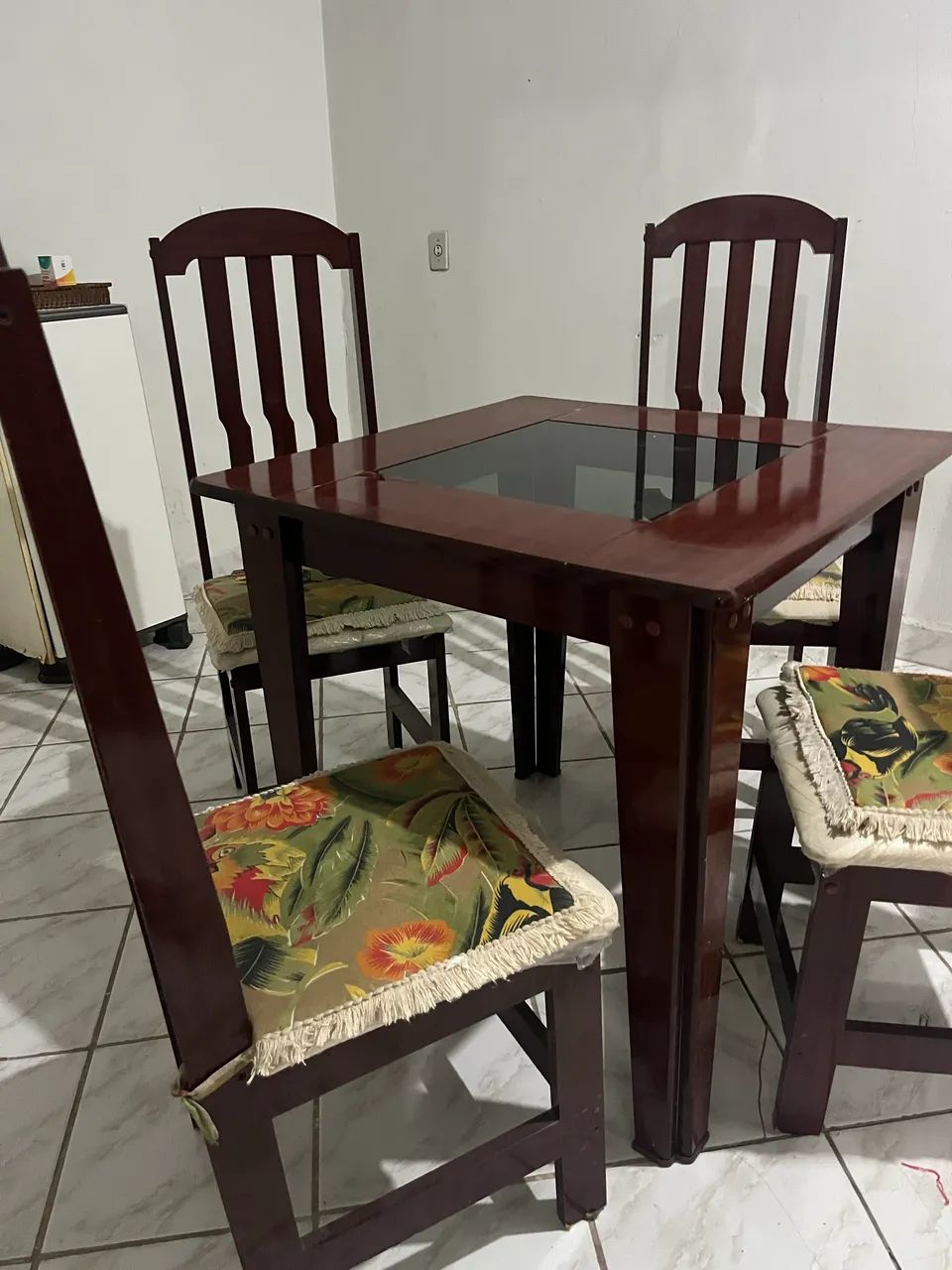 VENDE-SE MESA DE VIDRO COM 4 CADEIRAS - Foto 4