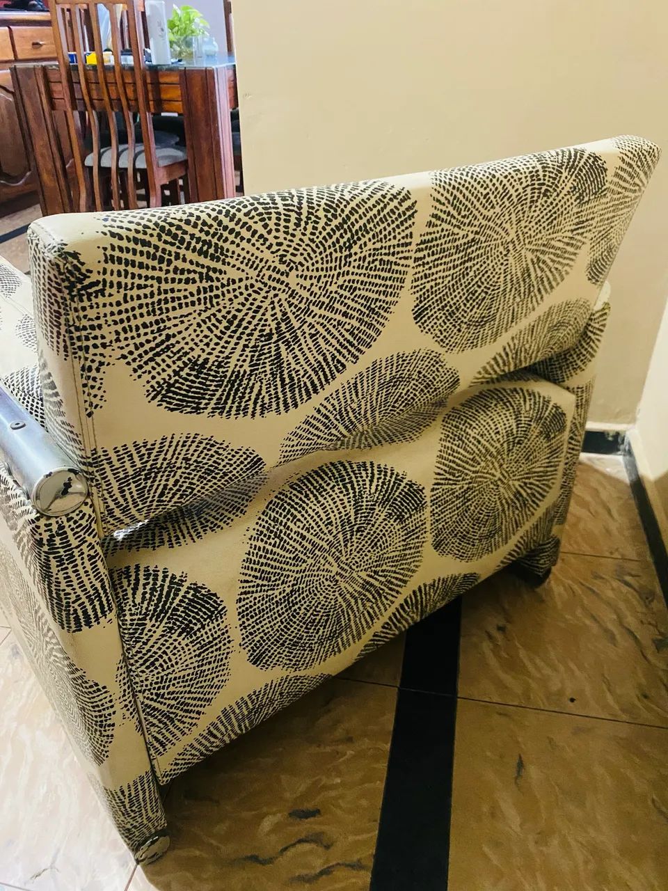 Poltrona Retrô em Courvim Impecável (90x70x80cm) - Foto 3