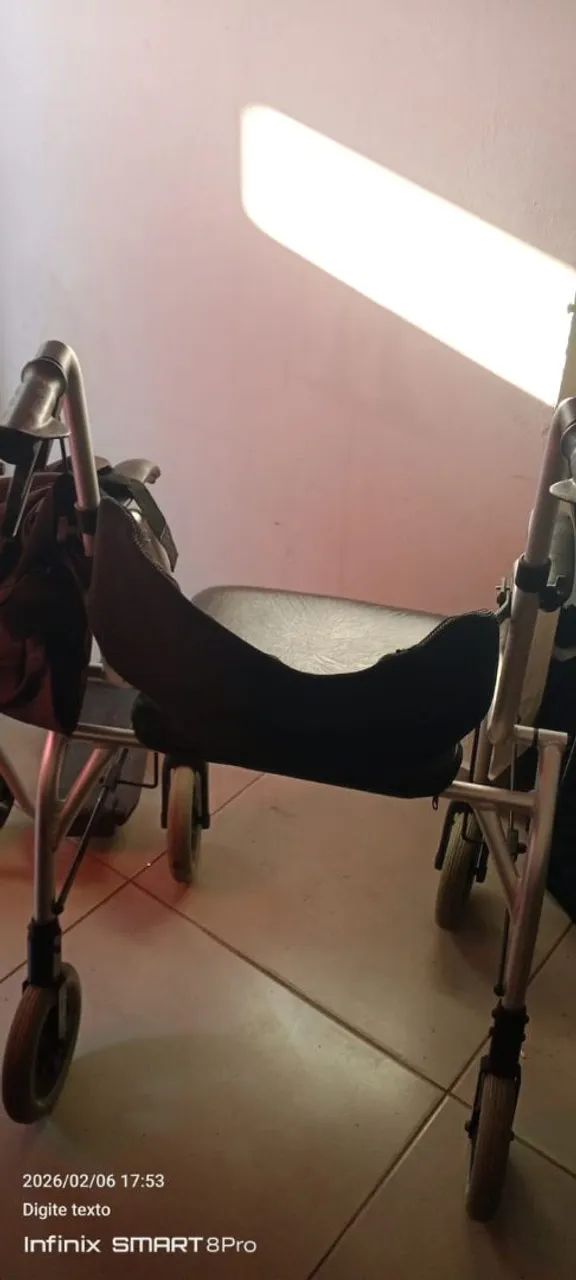 Vendo cadeira de rodas  - Foto 2