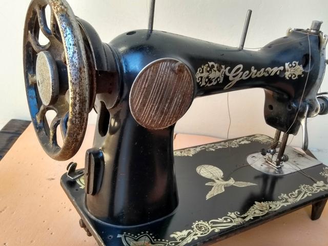 Máquina de costura antiga - Foto 4