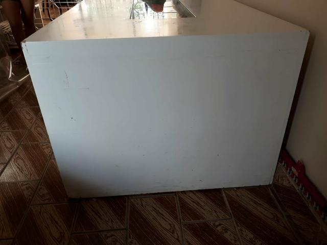 Mesa branca com rolhas de vinho - Foto 2