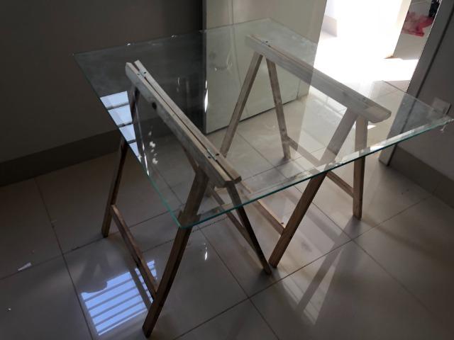 Mesa decorativa de Vidro com Cavalete
