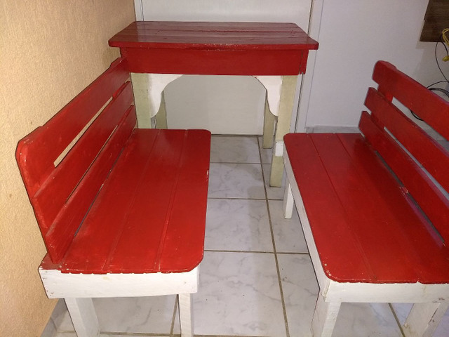 Mesinha com 2 bancos