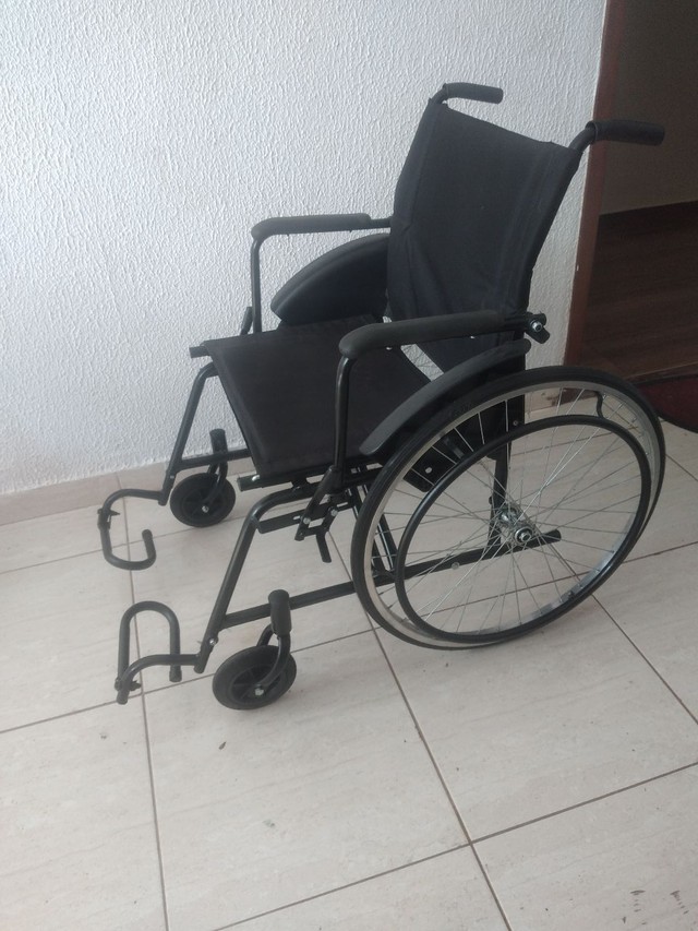 Cadeira de rodas nova 