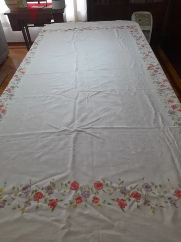 toalha de mesa pintada flores com 12 guardanapos antiga.