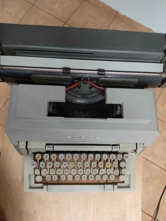Maquina de escrever Olivetti Linea 98 - Foto 3