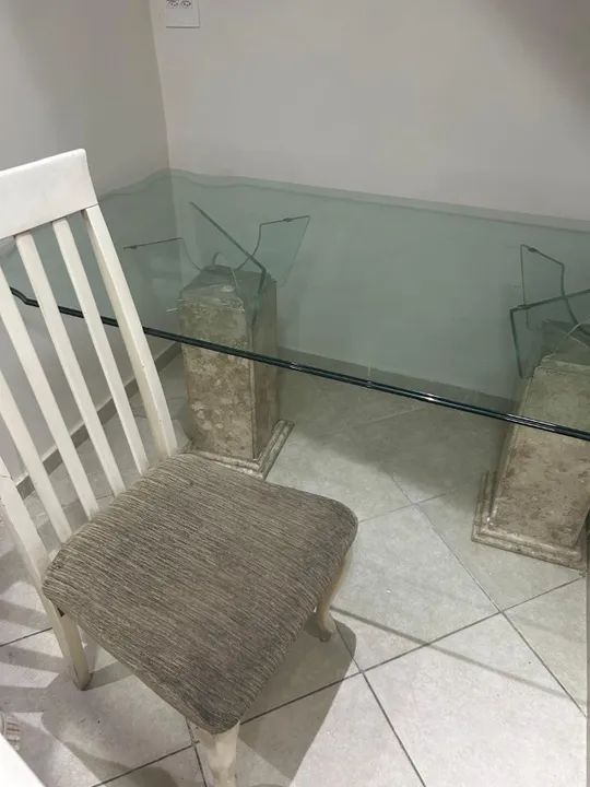 Mesa de jantar de vidro com pés de mármore - Foto 2