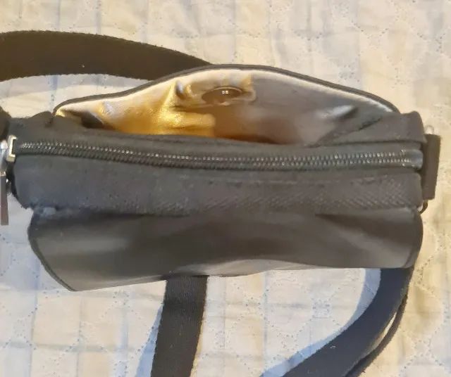 Mini bag preta, aba frontal em couro,com foro, fecho em ziper e imã - Foto 2