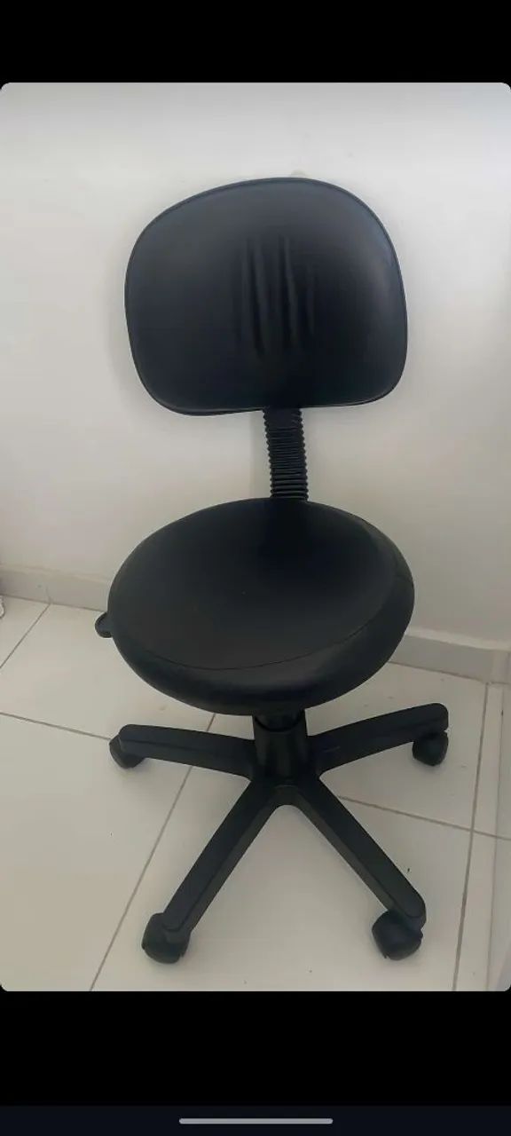 Mocho Preto Ergonômico com Rodízios