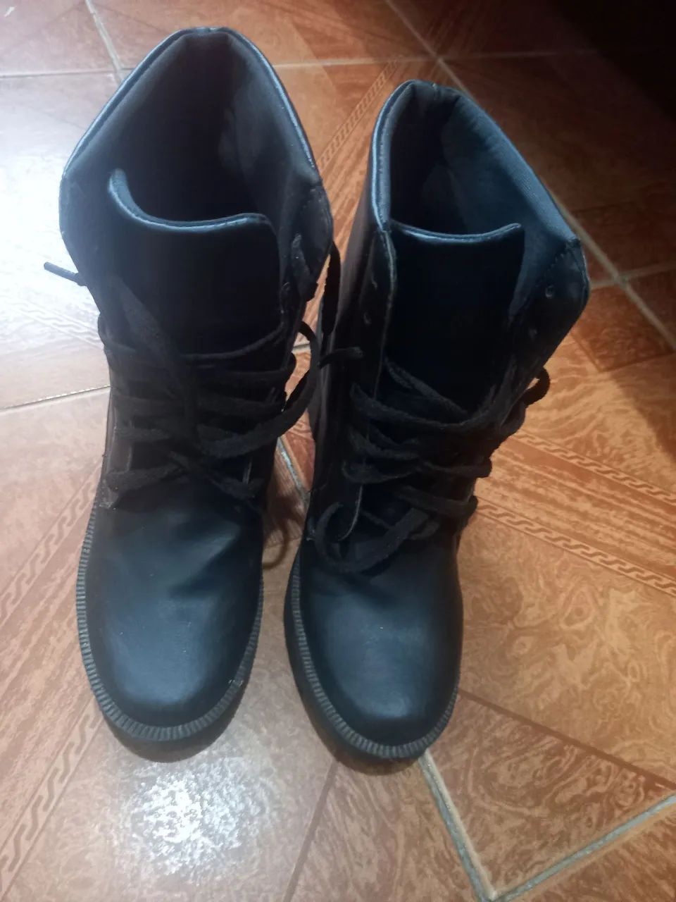 Bota preta de cano curto