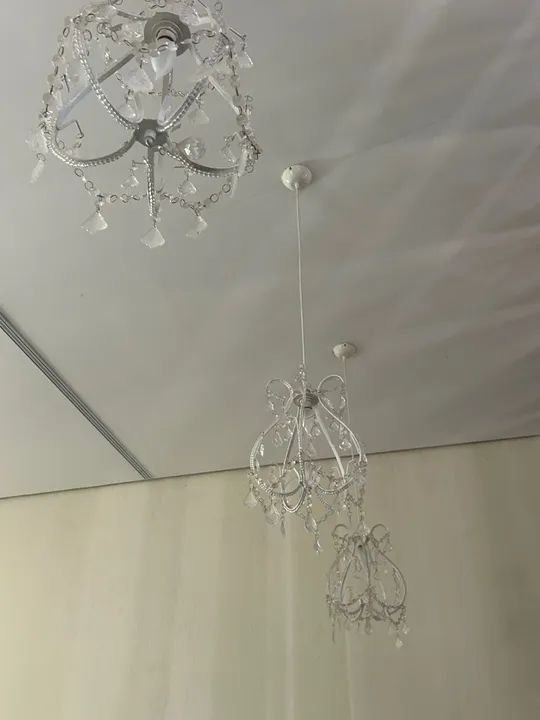 Conjunto de Lustres três peças, pedrarias e uma lâmpada ao centro - Foto 4