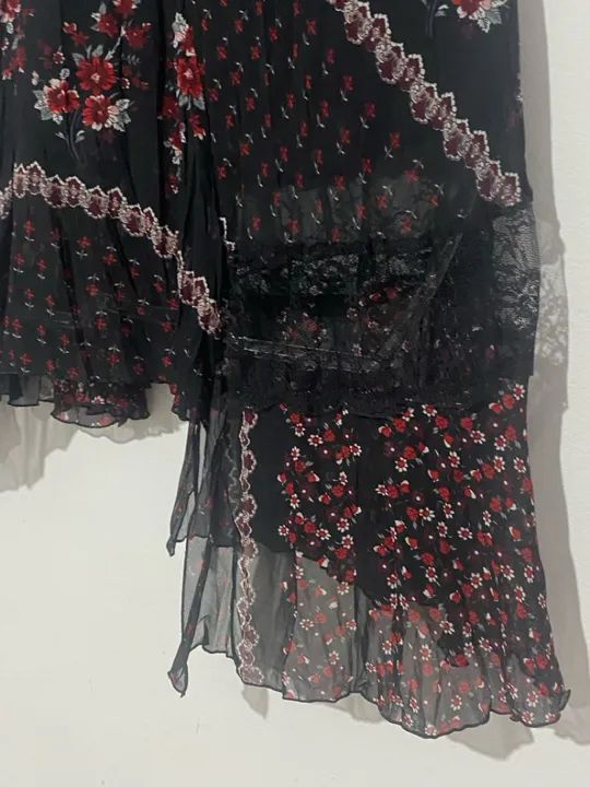Blusa Floral Preta com Detalhe bicos  - Foto 3