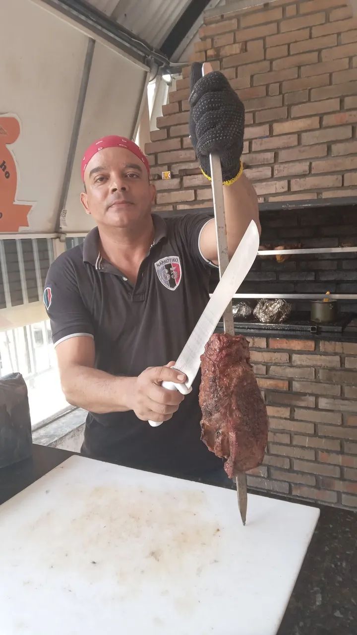 Churrasqueiro disponível 