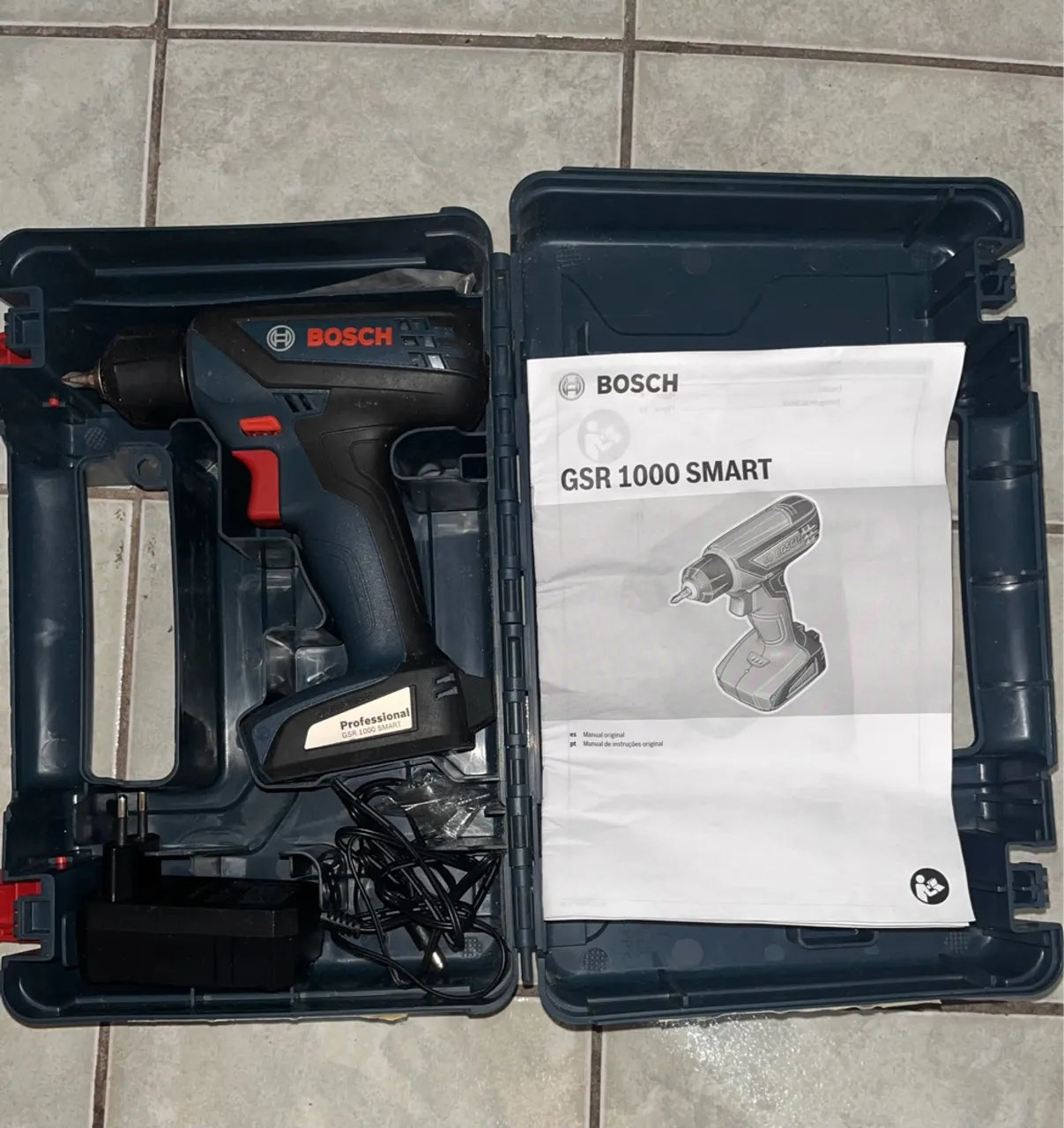 Parafusadeira Bosch GSR 1000 SMART e KIT Bosch 100 peças TIN