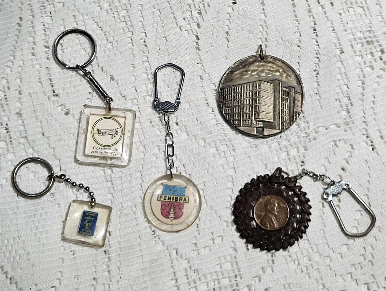 Lote 4 chaveiros Vintage e 1 medalha