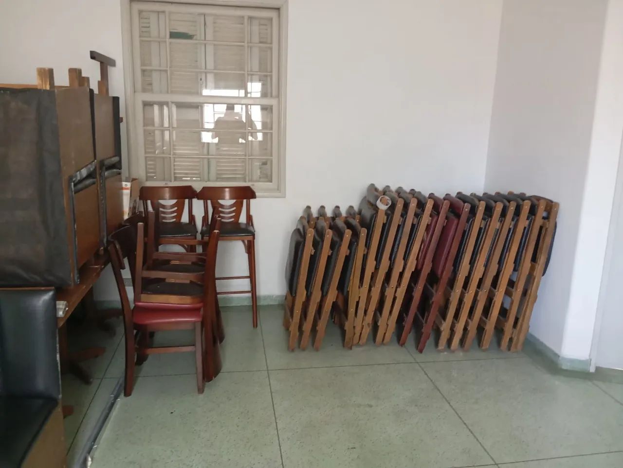 Conjunto de cadeiras e bancos de madeira - Foto 3