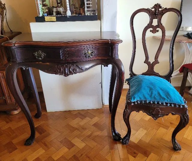 LINDA MESA ANTIGA DE JACARANDÁ COM CADEIRA E ESPELHO 