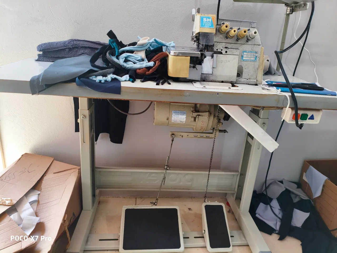 Máquina de costura overloque ponto conjugado