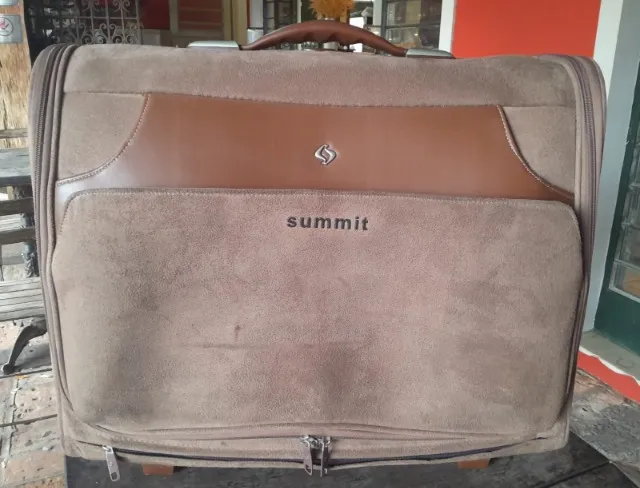 Mala porta terno, do tipo trolley, toda em camurça, da marca Summit.