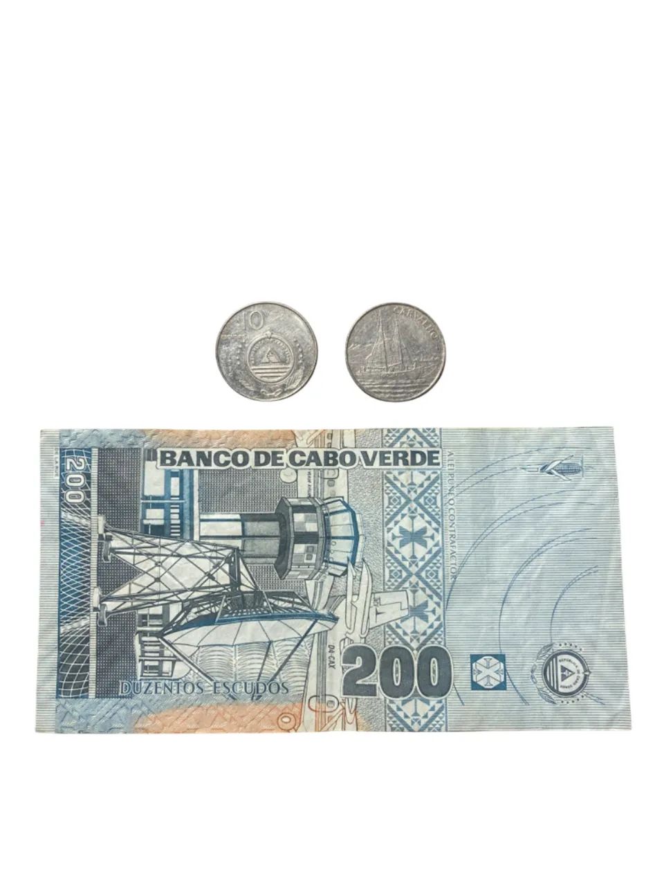 Uma Nota de 200 Escudos e Duas Moedas de Cabo Verde