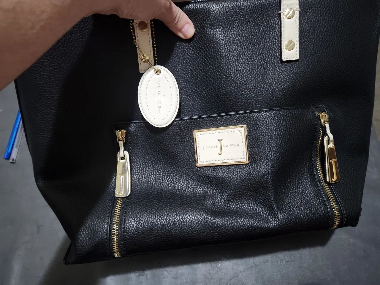 Bolsa de Ombro Jasper Conran Preta com Detalhes Dourados - Foto 2
