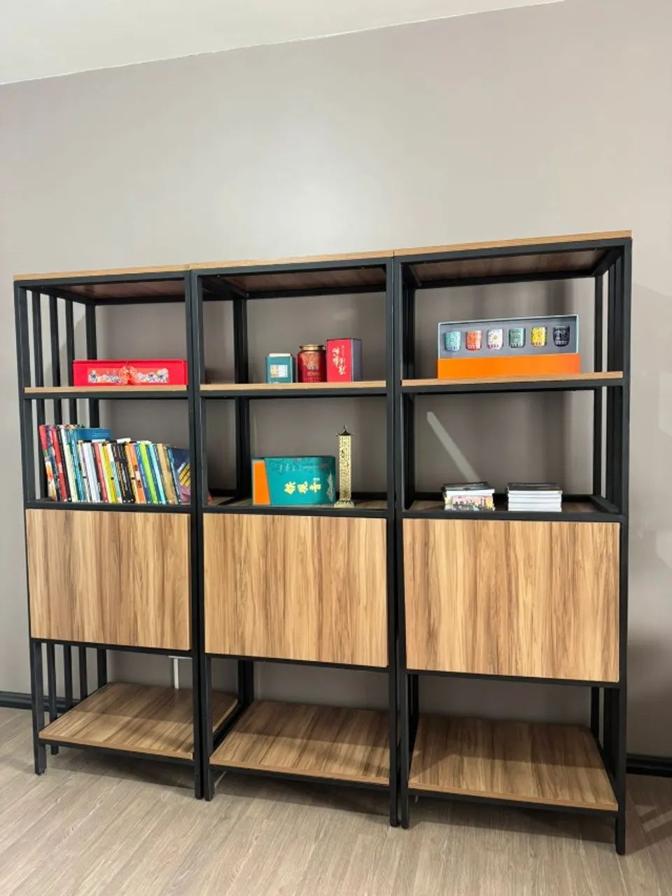 Estante estilo Industrial em três módulos separados 64842836579715120