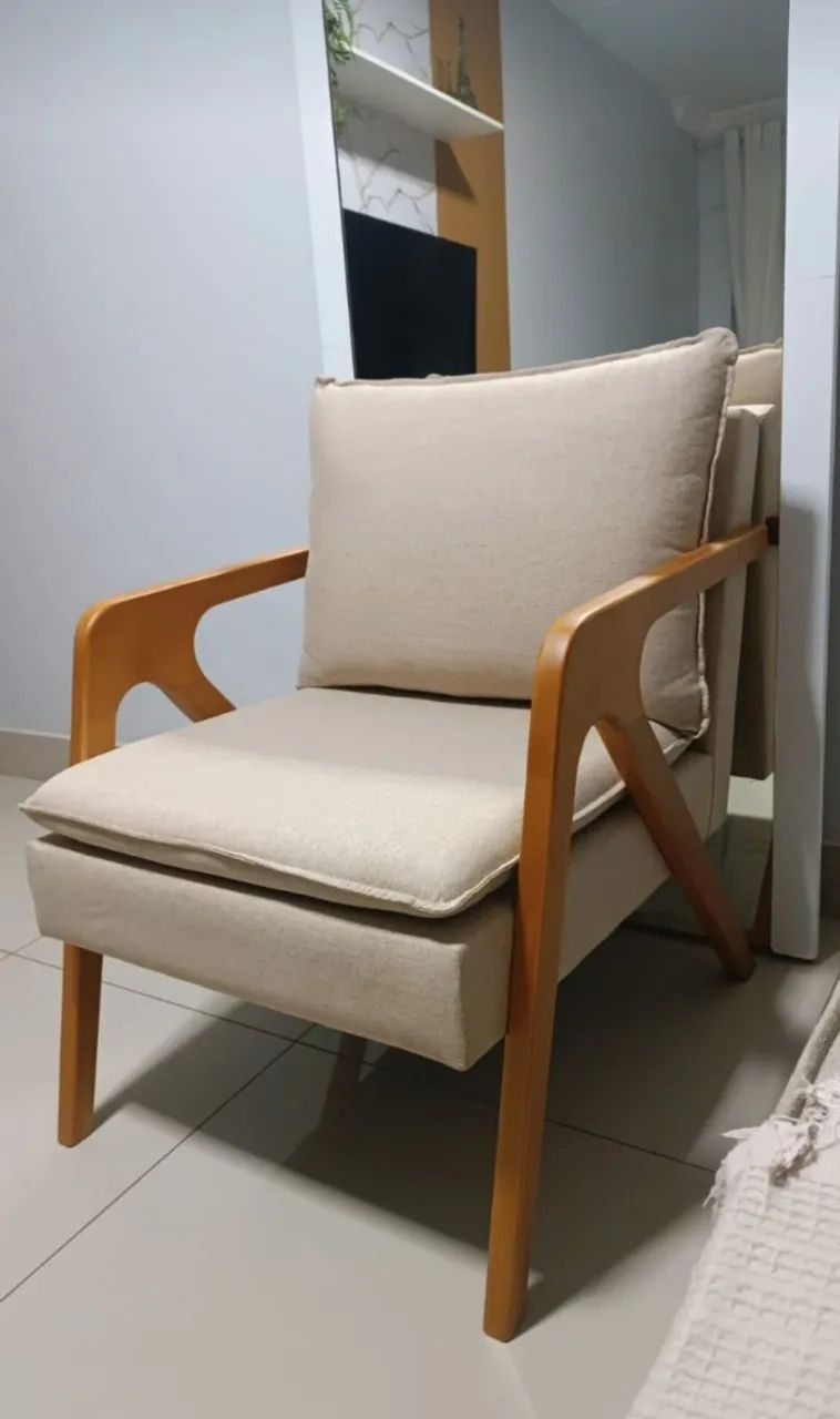Poltrona de Madeira com tecido em Linho