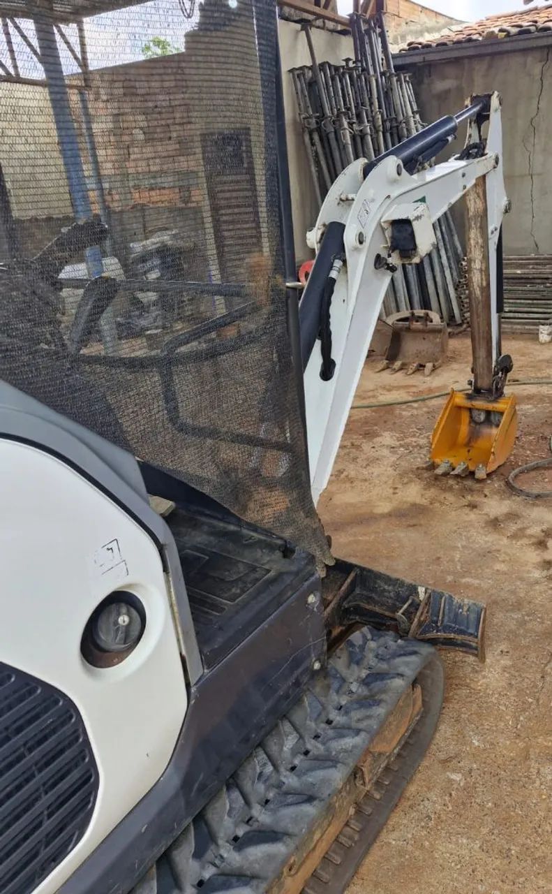Mini escavadeira compacta Bobcat E20 e implementos  - Foto 6