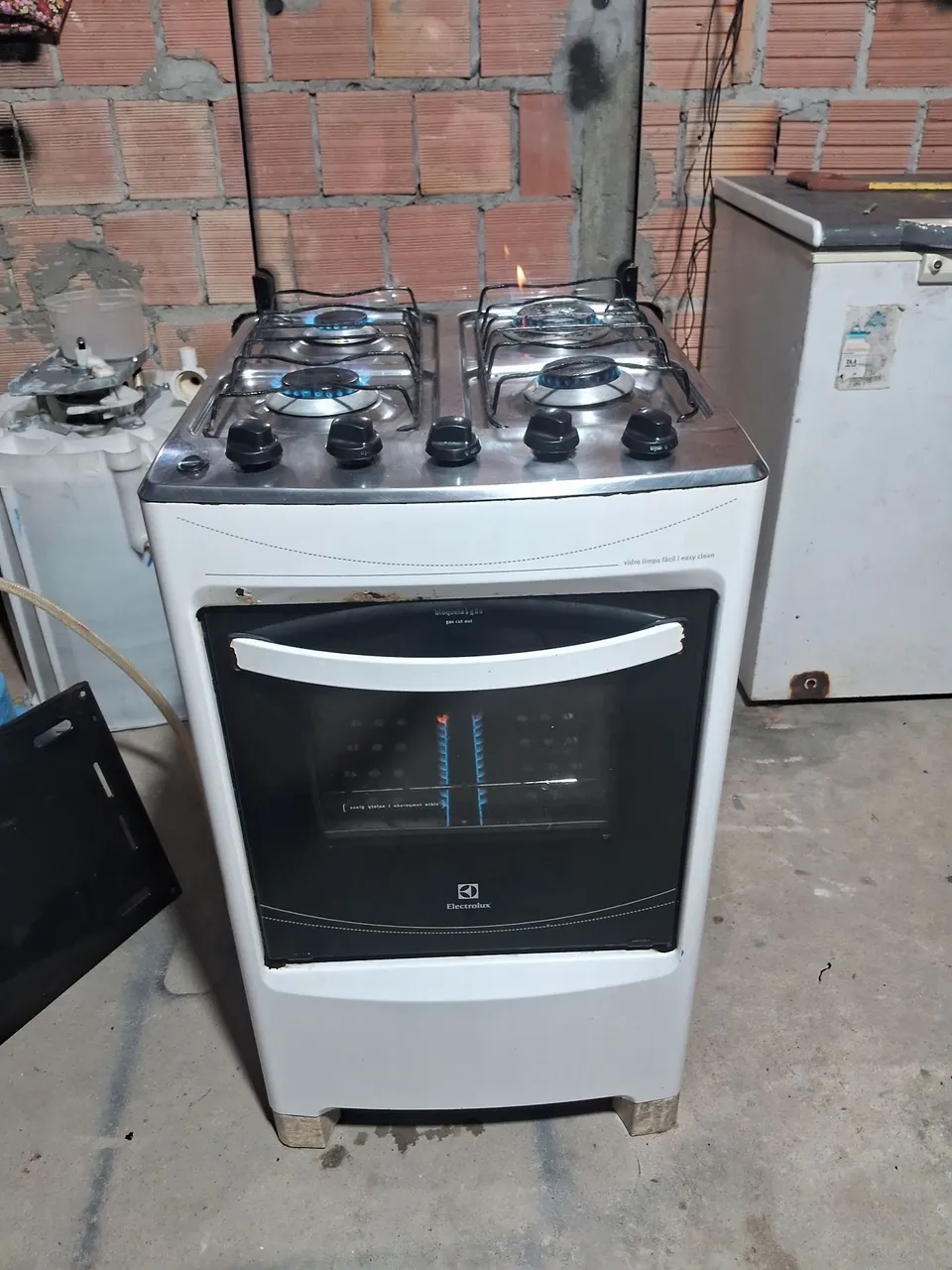 Fogão Electrolux com 4 bocas e forno