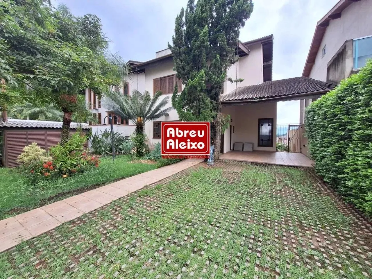 MOGI DAS CRUZES - CASA COM 3 SUITES - COM 320 M² DE ÁREA CONSTRUIDA - CONDOMINIO ARUÃ ECOP