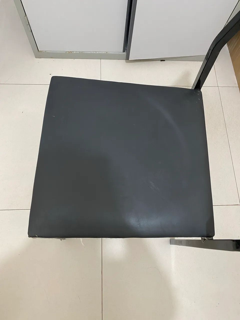 Cadeira de metal com assento acolchoado Tramontina  - Foto 4