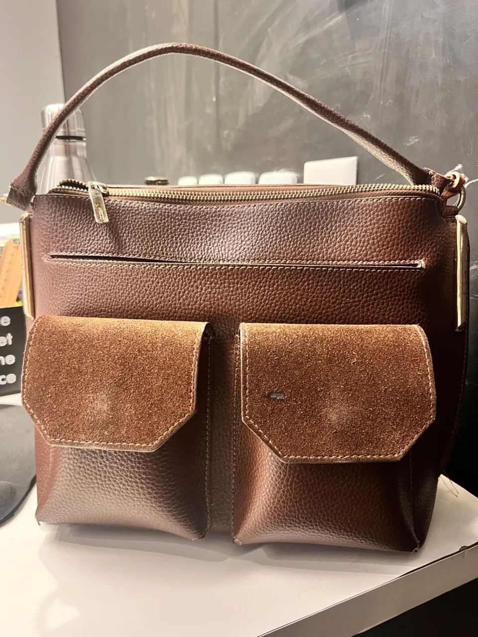 Bolsa Arezzo de ombro marrom com detalhes em suede